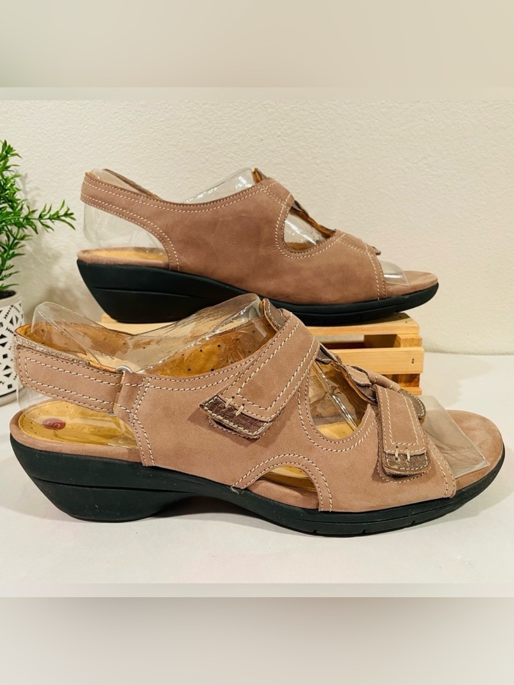 ☀️2/$20 Clarks Taupe w Bronze Leather Hook Loop Adjustable Strappy Sandals | 11M